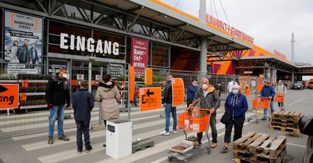 Koronawirus. Austria znosi ograniczenia. "Wracamy do życia, ludzie wykupują kwiaty"