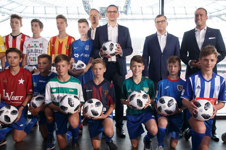 - Trzeba sporo się napracować, żeby były sukcesy - powiedział premier młodym piłkarzom.