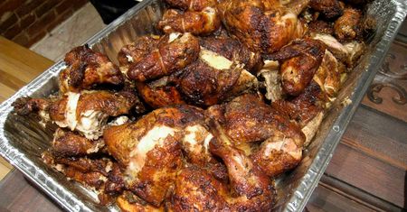 Udziec z kurczaka ze skórą w sosie BBQ pieczony na rożnie