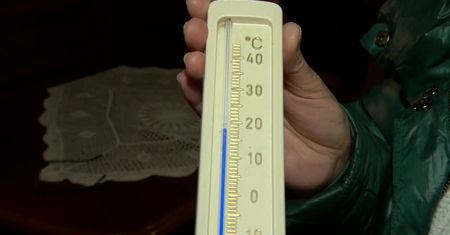 W kamienicy wieje zimnem. Zarządca wyburzył piece, a centralnego ogrzewania ciągle nie ma