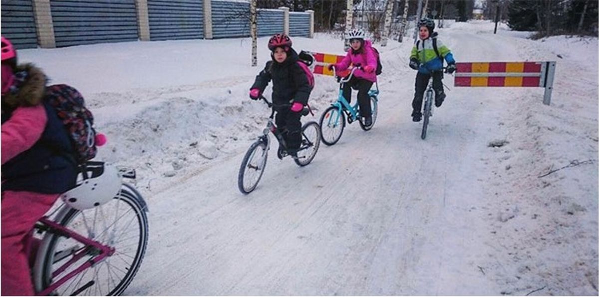 Jazda na rowerze przy -17 st. C? Tak dzieci w fińskim mieście pokonują drogę do szkoły