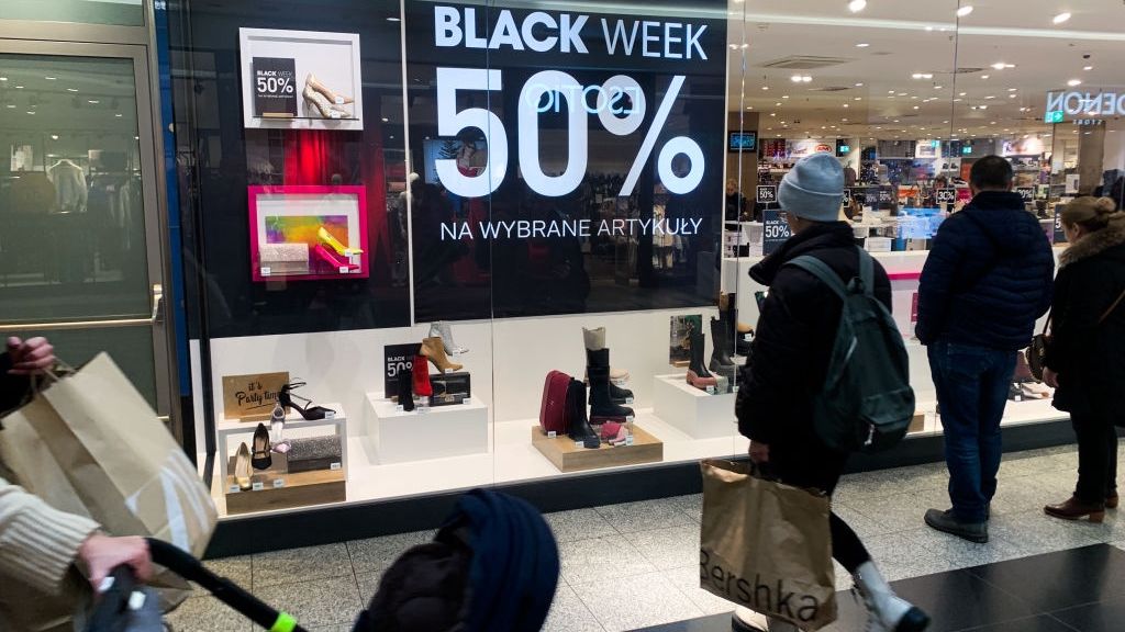 Na zdjęciu sklep z promocją w trakcie Black Week