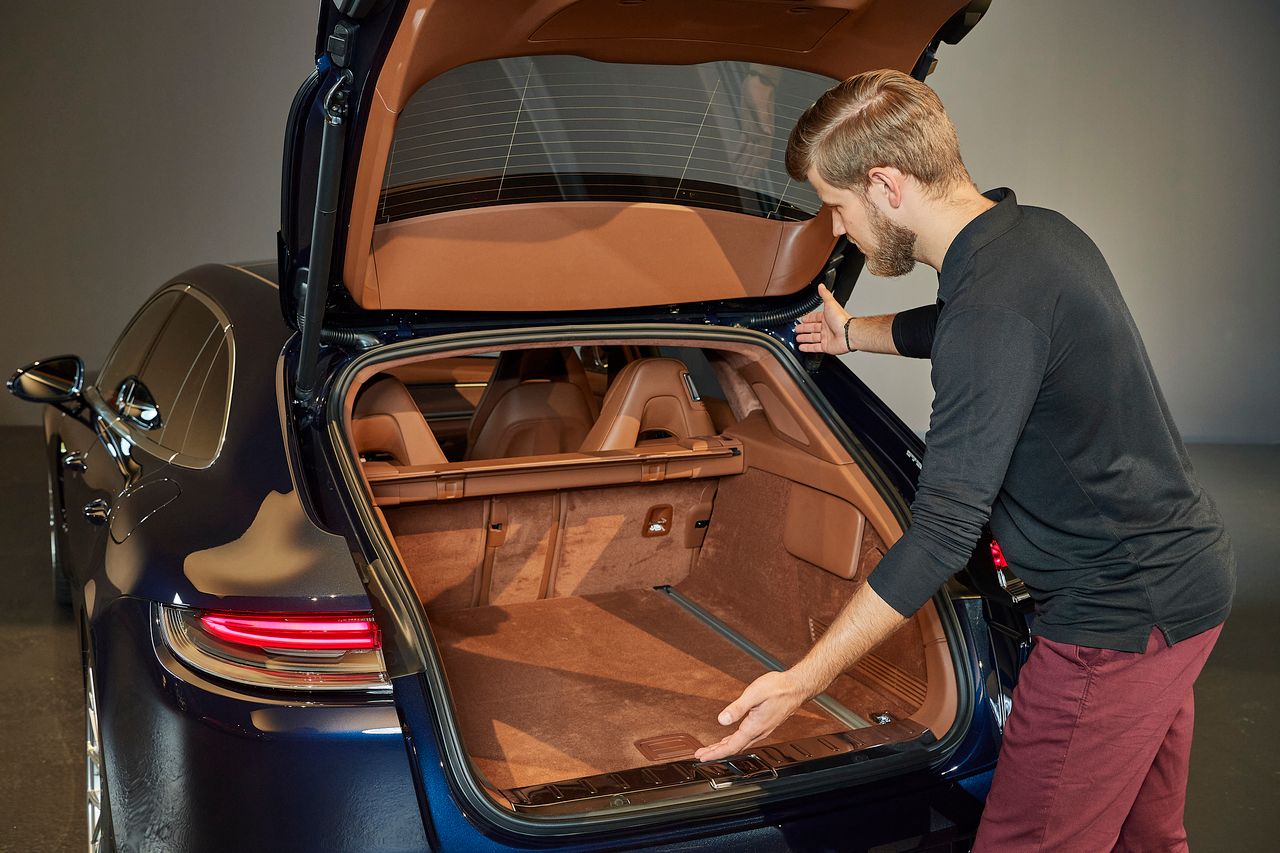 Mimo większych baterii, Porsche udało się nie ukraść cennej przestrzeni w bagażniku ani w kabinie pasażerskiej