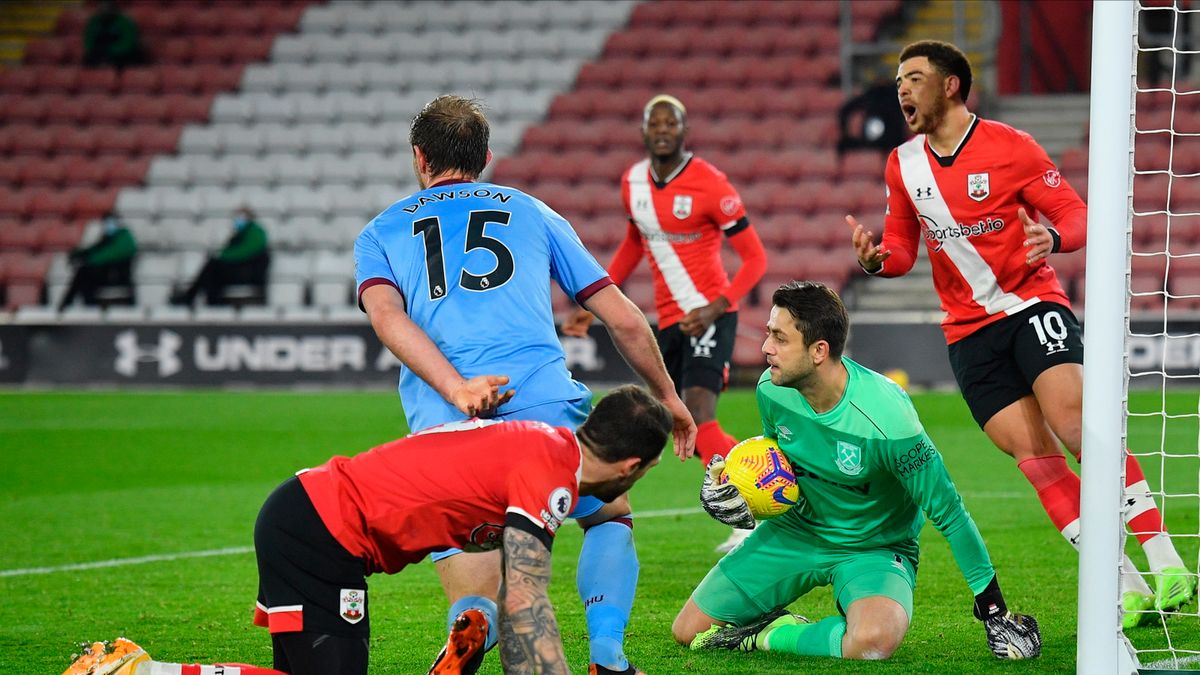 Łukasz Fabiański (w środku) interweniuje podczas meczu Southampton FC - West Han United