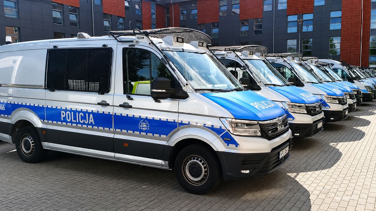 Flota policyjnych pojazdów na dziedzińcu Szkoły Policji w Pile