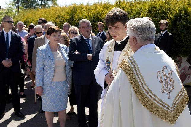 Ksiądz Tymoteusz Szydło z rodzicami w czasie święceń kapłańskich