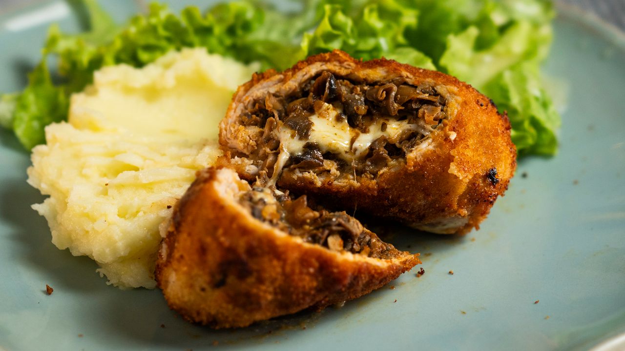 Chrupiące roladki schabowe skrywają farsz, który nigdy nie zawodzi. Świetna alternatywa dla kotletów