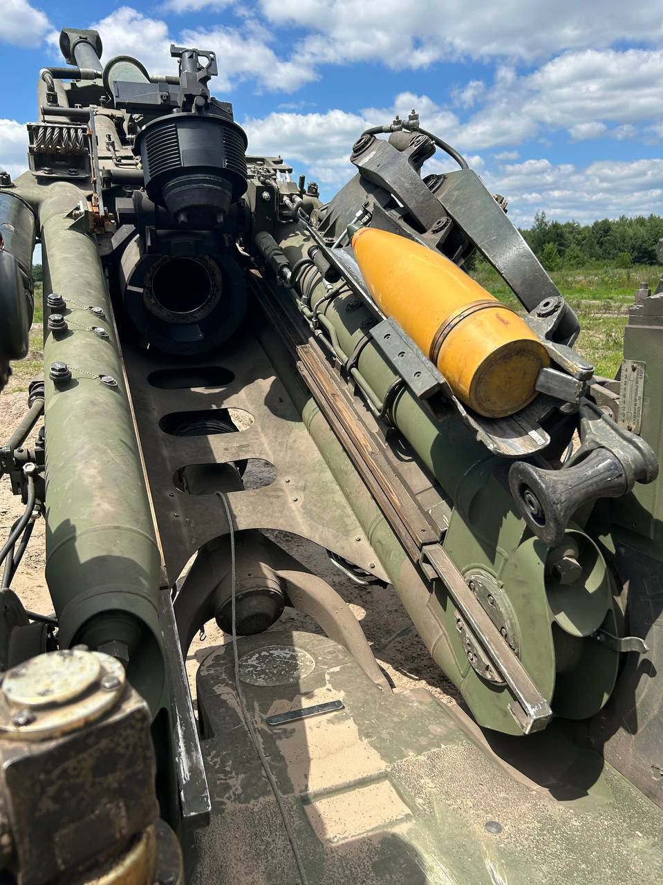 A howitzer with a visible 155 mm calibre shell originating from India.