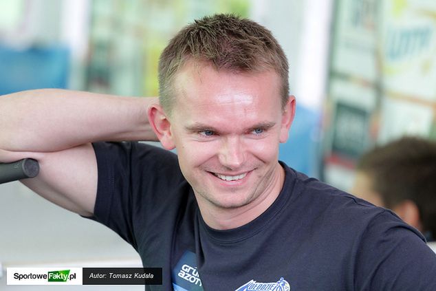 - Młodzi zawodnicy powinni być trzymani z daleka od jakichś kwestii finansowych, takich jak podkupywanie, przekupywanie, negocjowanie kontraktów - przekonuje ekspert naszego portalu