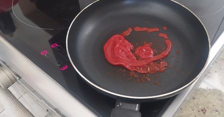 Polałam patelnię keczupem i włączyłam palnik. Efekt zachwycił nawet moją babcię