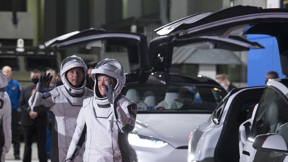 epa09154200 A handout photo made available by NASA shows NASA astronauts Shane Kimbrough, left, and Megan McArthur, right wave farewell, as they prepare to depart the Neil  A. Armstrong Operations and Checkout Building for Launch Complex 39A to board the SpaceX Crew Dragon spacecraft for the Crew-2 mission launch with crew mates ESA (European Space Agency) astronaut Thomas Pesquet, and Japan Aerospace Exploration Agency (JAXA) astronaut Akihiko Hoshide, at NASA's Kennedy Space Center in Florida, USA, 23 April 2021. NASA's SpaceX Crew-2 mission is the second crew rotation mission of the SpaceX Crew Dragon spacecraft and Falcon 9 rocket to the International Space Station as part of the agency's Commercial Crew Program. Kimbrough, McArthur, Pesquet, and Hoshide are scheduled to launch at 5:49 a.m. EDT on Friday, April 23, from Launch Complex 39A at the Kennedy Space Center.  EPA/NASA/Aubrey Gemignani HANDOUT MANDATORY CREDIT: (NASA/Aubrey Gemignani) HANDOUT EDITORIAL USE ONLY/NO SALES Dostawca: PAP/EPA.