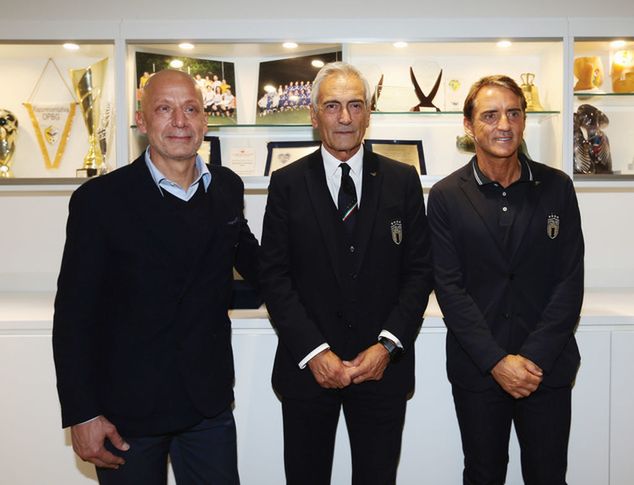 Od lewej: Gianluca Vialli, prezydent FIGC Gabriele Gravina i Roberto Mancini, październik 2019 roku / fot. Paolo Bruno/Getty Images)