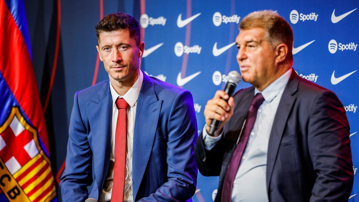 Getty Images / Xavier Bonilla/NurPhoto via Getty Images / Na zdjęciu: Robert Lewandowski (L), Joan Laporta