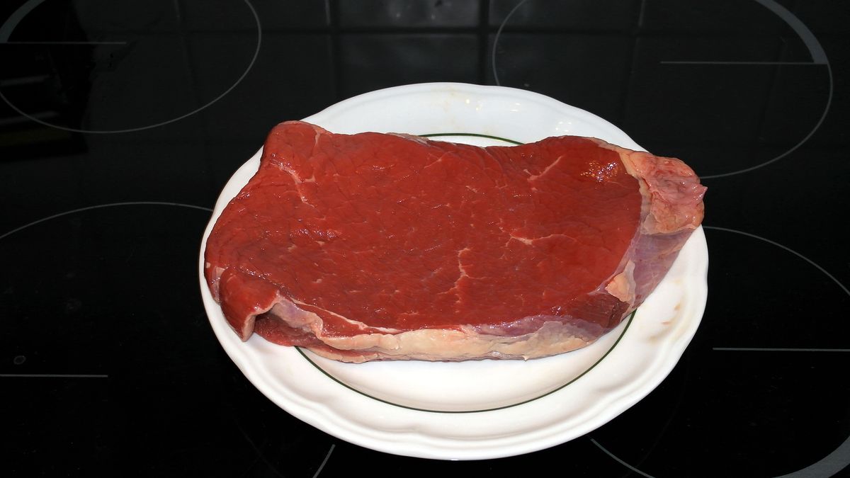 Surowe steki z wołowiny zrazowej górnej (samo mięso, II klasa mięsa)