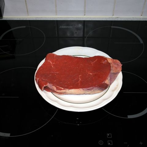 Surowe steki z wołowiny zrazowej górnej (samo mięso, II klasa mięsa)
