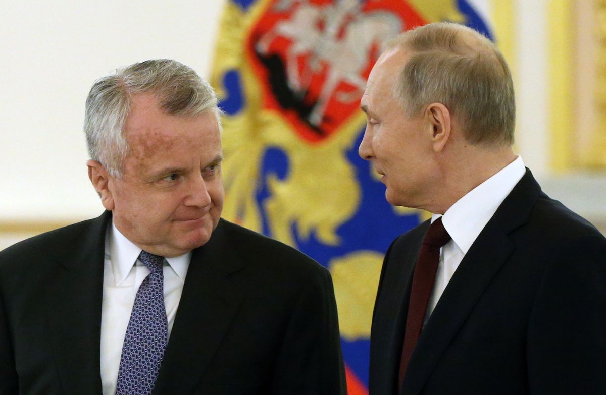 Rosja wzywa ambasadora USA. Chodzi o "ingerencję w wybory". Na zdjęciu John Sullivan (po lewej) z prezydentem Rosji Władimirem Putinem (po prawej) 