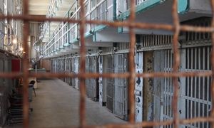 Skandal w Anglii. Strażniczka miała romans z więźniem