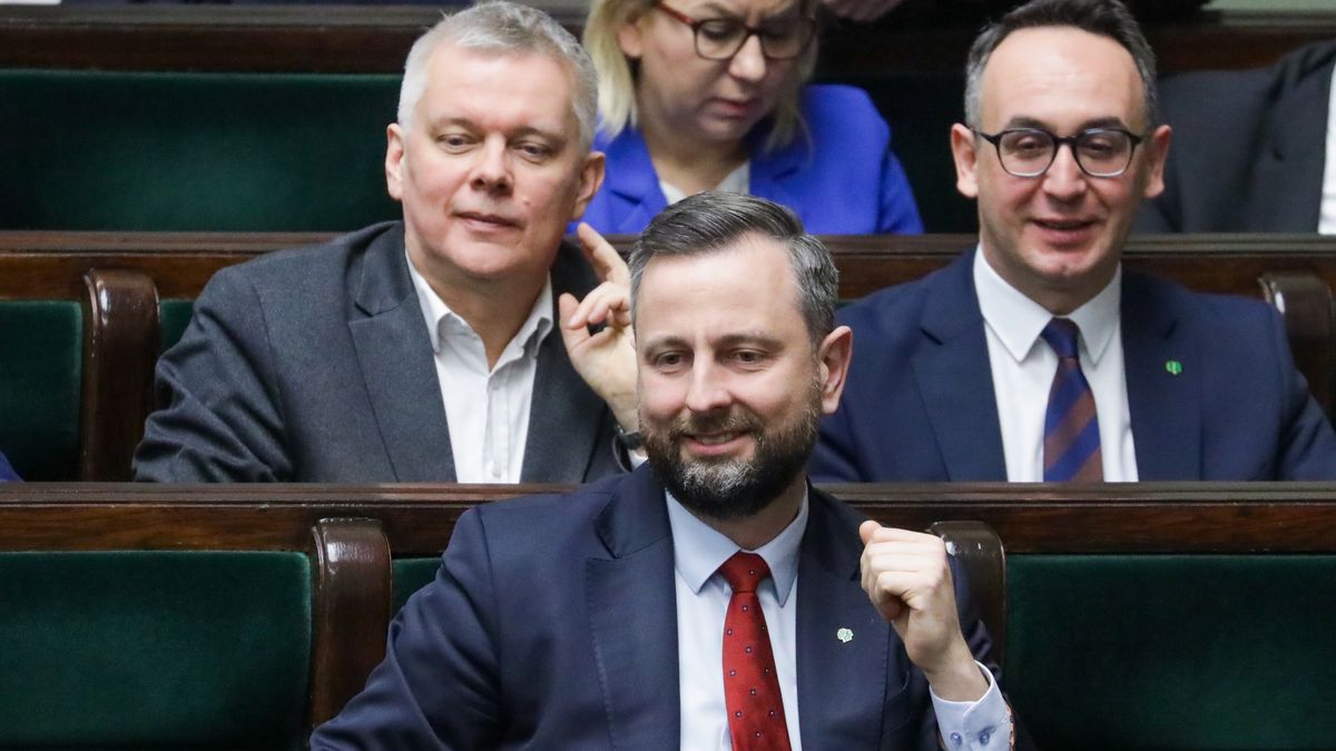 Warszawa, 22.01.2025. Wicepremier, szef MON Władysław Kosiniak-Kamysz (C) na sali obrad Sejmu w Warszawie, 22 bm. Posłowie pracują nad projektem tzw. ustawy incydentalnej autorstwa Polski 2050-TD, który zakłada, że w zakresie rozpoznawania przez Sąd Najwyższy spraw, związanych z wyborami prezydenta RP oraz wyborami uzupełniającymi do Senatu, zarządzonymi w 2025 r., orzekałyby trzy połączone izby Sądu Najwyższego: Karna, Cywilna i Pracy, a nie Izba Kontroli Nadzwyczajnej i Spraw Publicznych SN - jak stanowi ustawa o Sądzie Najwyższym. (amb) PAP/Tomasz Gzell