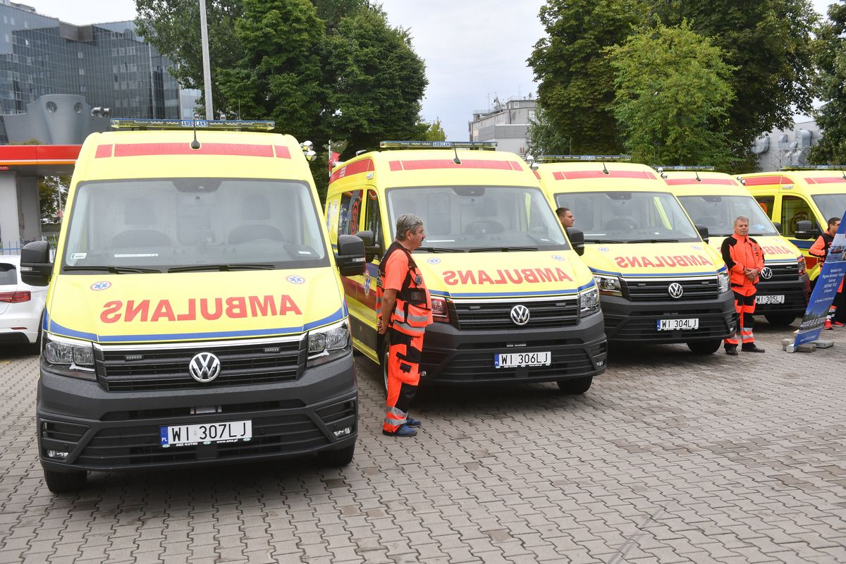 Warszawa. Uroczyste przekazanie do stołecznego Meditransu 10 specjalistycznych i w pełni wyposażonych ambulansów w siedzibie Meditrans w Warszawie 