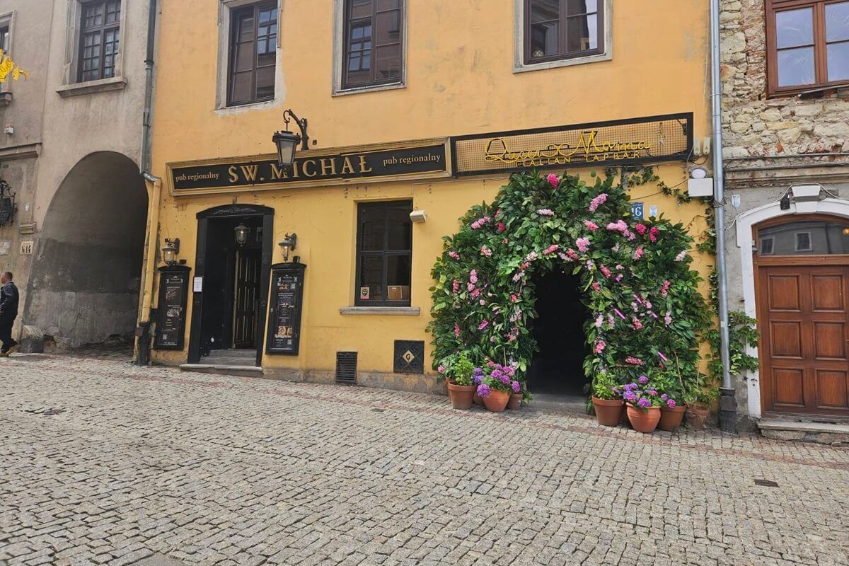 Kamienica na Starym Mieście grozi zawaleniem, a mimo to działają w niej dwie restauracje. Zarządca budynku pogrywa z urzędnikami