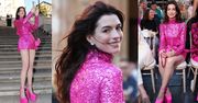 Różowa Anne Hathaway prezentuje niebotycznie długie nogi na pokazie Valentino (ZDJĘCIA)