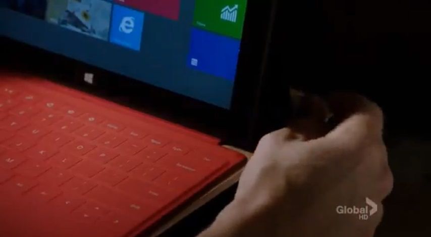 Microsoft Surface w serialu Elementary (fot. youtube.com)