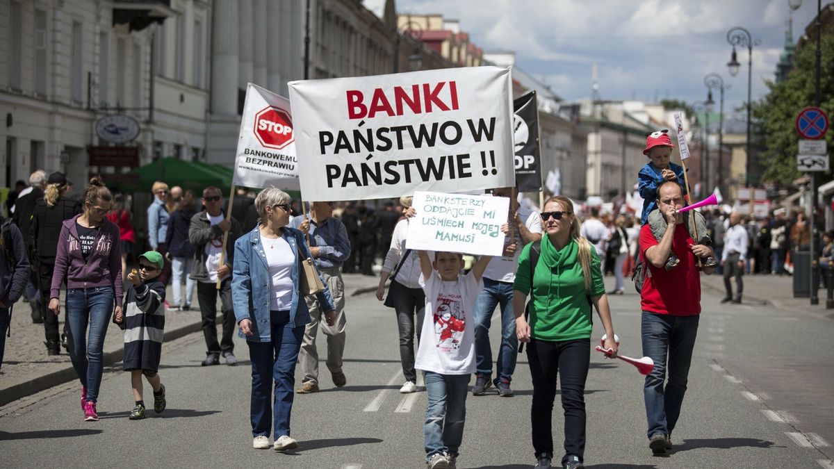 Reporter baza 2020-06-a11.06.2016 Warszawa Manifestacja "Stop bankowemu bezprawiu", protest tzw frankowiczow.  fot Maksymilian Choluj/REPORTERMaksymilian Choluj/REPORTER