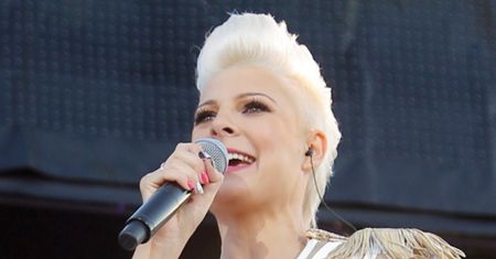 Magdalena Narożna "kocha swoją pracę" w odsłaniającej ramię sukience i zdradza, jaki był jej PIERWSZY ZAWÓD