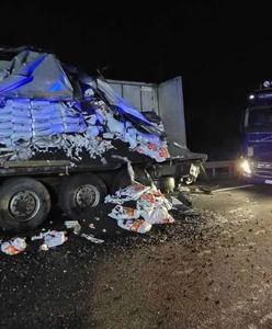 Cały towar wysypał się na drogę. Duże utrudnienia po zderzeniu ciężarówek