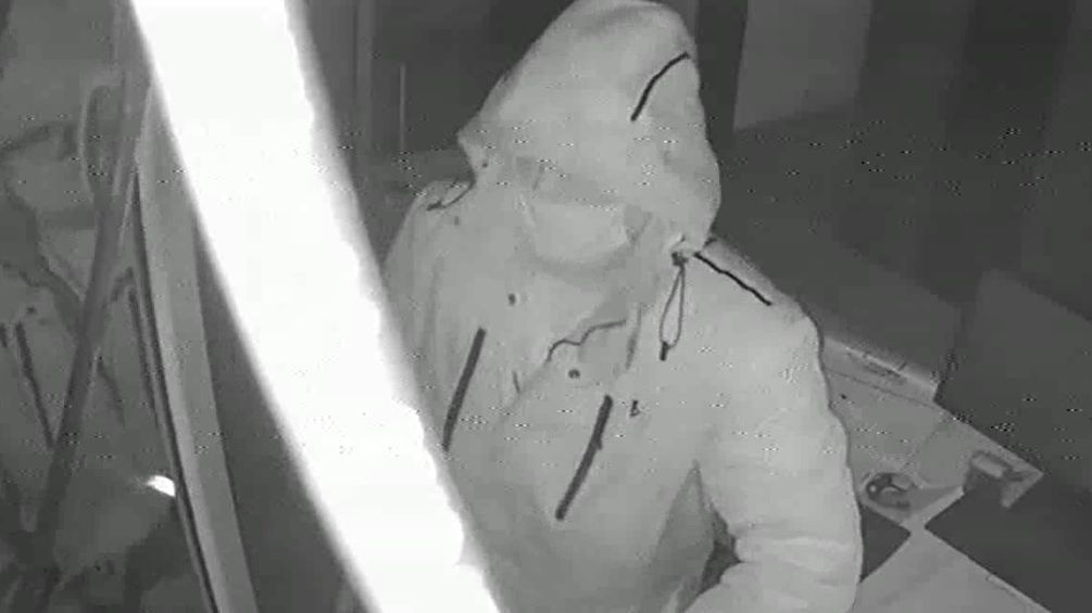 Policja publikuje wizerunek złodzieja, który włamał się do biura