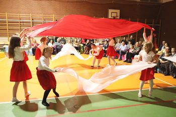 Zbrudzewo: Wieczór z patriotycznymi piosenkami. Uczniowie zaprosili do wspólnego śpiewania mieszkańców wsi i okolic