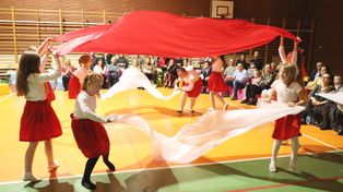 Zbrudzewo: Wieczór z patriotycznymi piosenkami. Uczniowie zaprosili do wspólnego śpiewania mieszkańców wsi i okolic