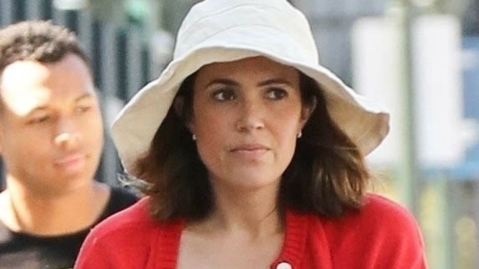 Mandy Moore z rodzin? na targuLos Angeles, CA  - *EXCLUSIVE*  - Singer and actress Mandy Moore, glowing with her baby bump, was seen enjoying a relaxed stroll with her family at the Farmer's Market in Los Angeles.

Pictured: Mandy Moore

BACKGRID USA 1 SEPTEMBER 2024 

USA: +1 310 798 9111 / usasales@backgrid.com

UK: +44 208 344 2007 / uksales@backgrid.com

*UK Clients - Pictures Containing Children
Please Pixelate Face Prior To Publication*NINO, LELE