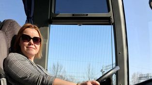 Iwona: gdy przesiadam się z fotela pilotki wycieczki za kierownicę autokaru, zaskoczeni pasażerowie milkną