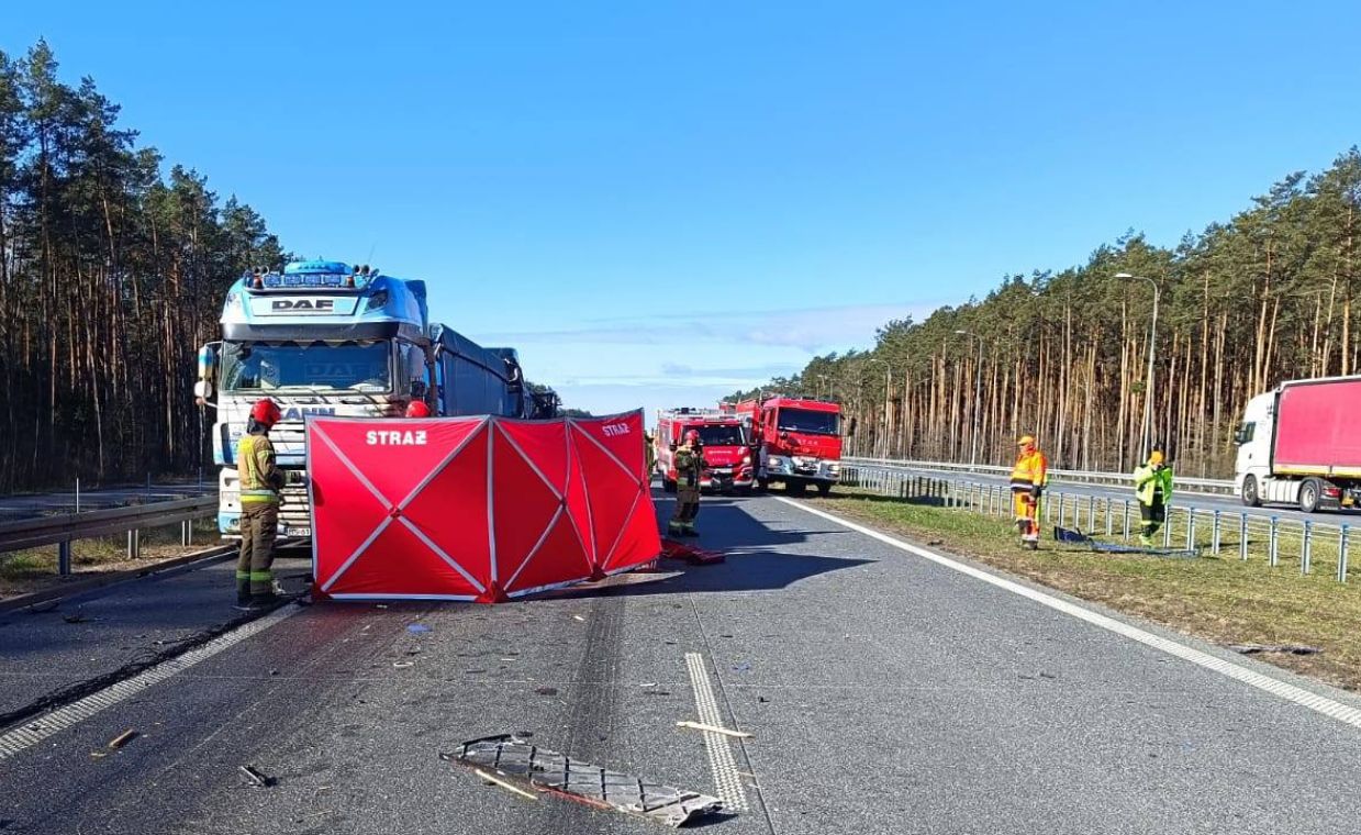 Zderzyły się trzy tiry. Jest ofiara śmiertelna, droga zablokowana