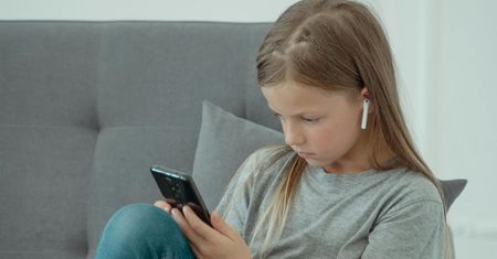Policja ostrzega przed trendami na TikToku. Są niebezpieczne dla młodzieży