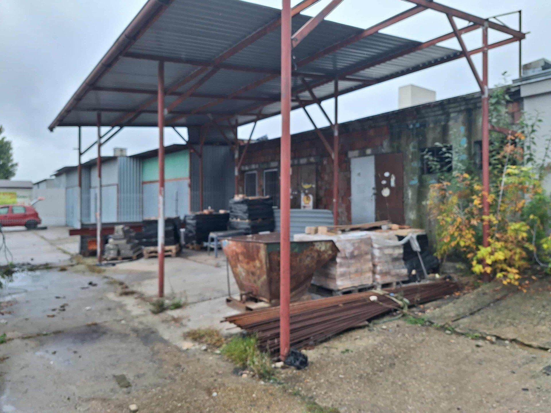 Do tragedii doszło w garażu przy ul. Łęczyckiej 11/13 w Łodzi.