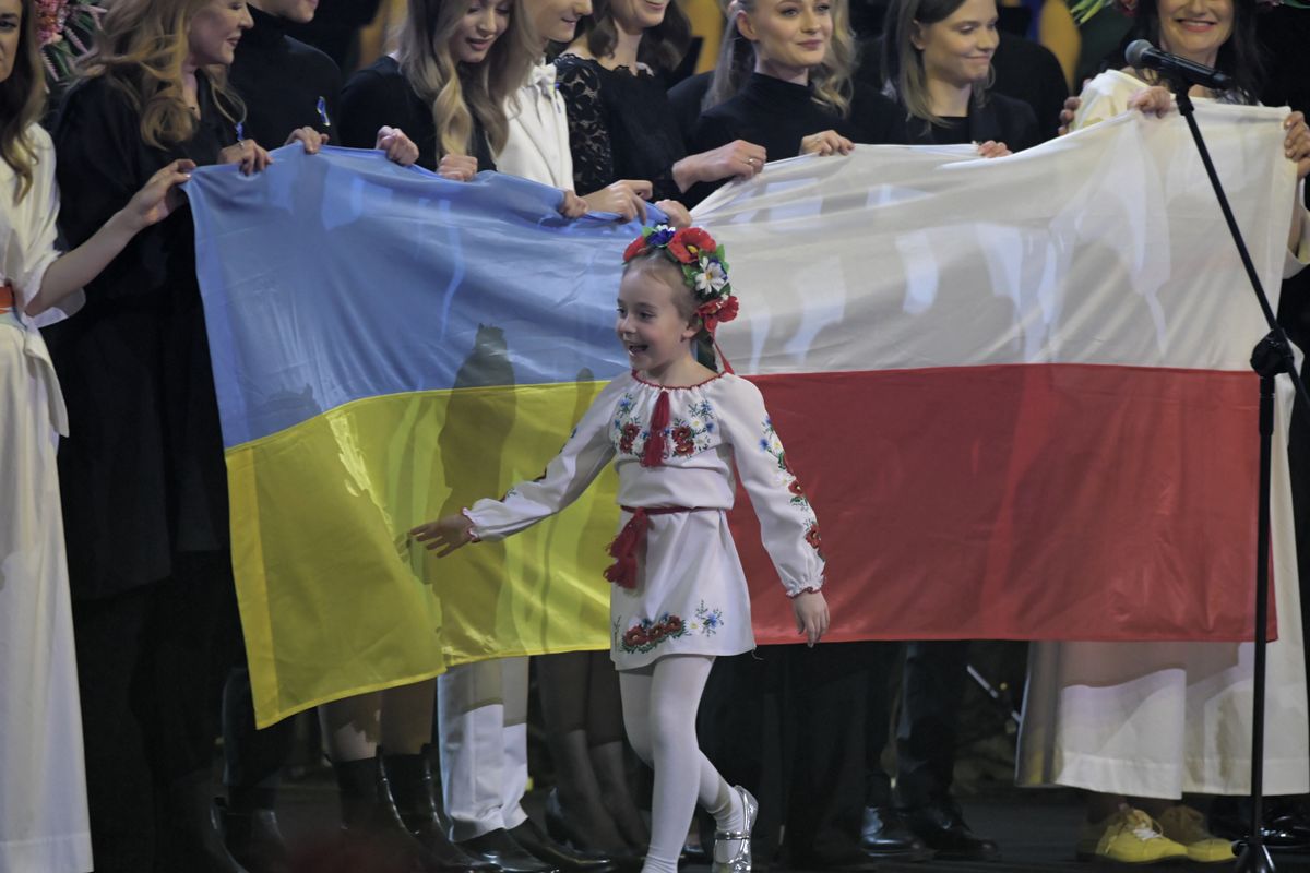 Łódź, 20.03.2022. Amelia Anisovych (C) podczas koncertu charytatywnego �Razem z Ukrainą� w łódzkiej Atlas Arenie, 20 bm. (jm) PAP/Grzegorz Michałowski 