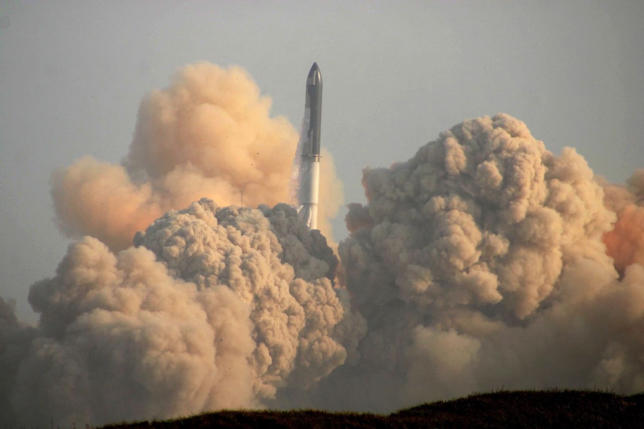 SpaceX odzyskuje pozostałości rakiety Starship. Firma uruchomiła nawet infolinię