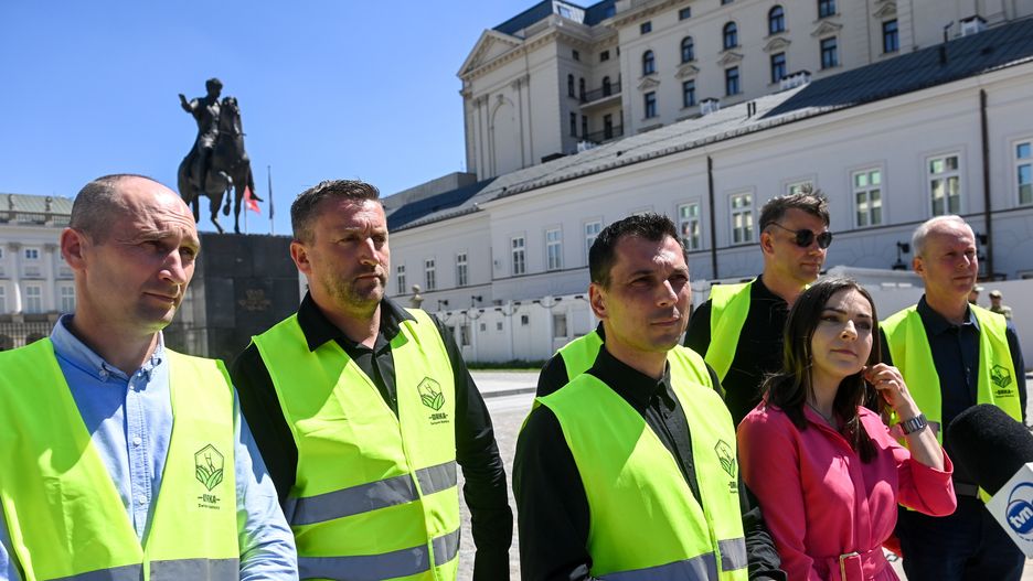 Mariusz Borowiak
Warszawa, 27.05.2024. Mariusz Borowiak (C) ze Zwi�zku Rolniczego "Orka" podczas briefingu prasowego przed Pa�acem Prezydenckim w Warszawie, 27 bm. Prezydent Andrzej Duda spotka� si� w Pa�acu Prezydenckim z protestuj�cymi rolnikami. (mr) PAP/Piotr Nowak
Piotr Nowak
briefing prasowy, pa�ac prezydencki, protestuj�cy, rolnicy, spotkanie, zwi�zek rolniczy