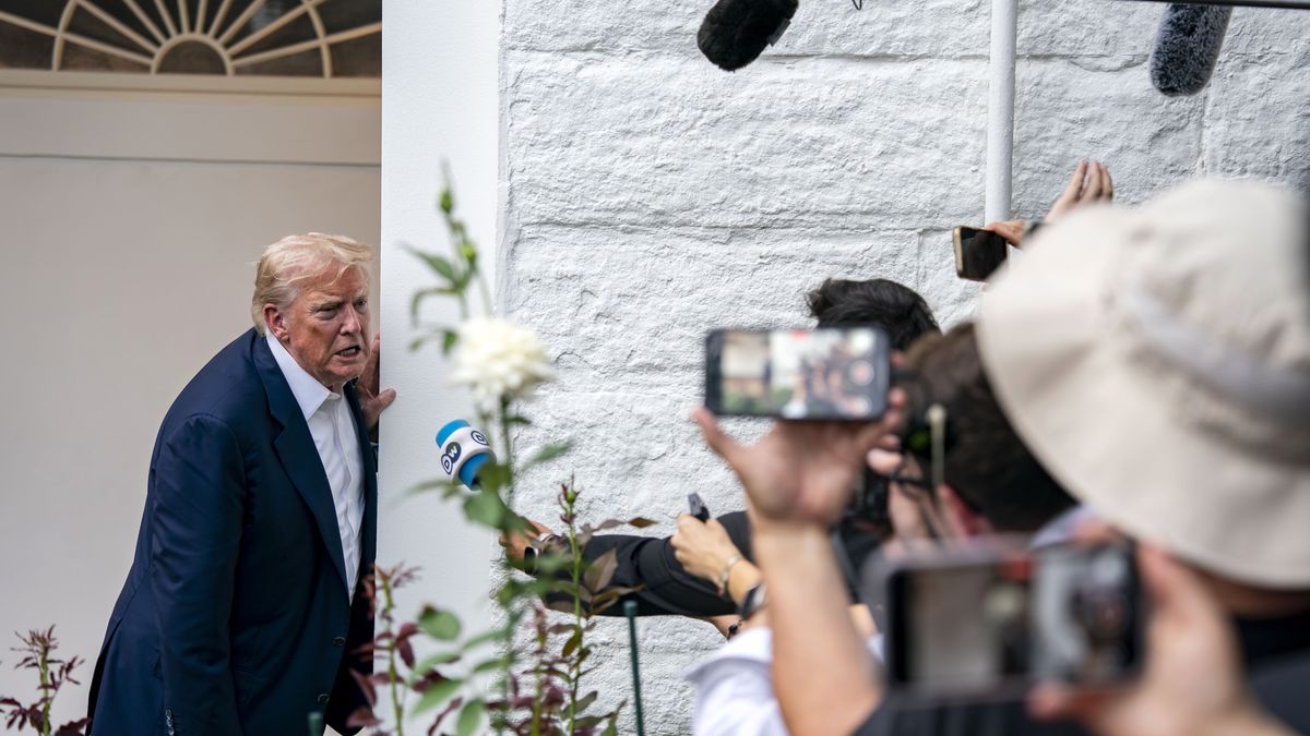 US President Donald Trump stops to speak to reporters near the Rose Garden of the White House in Washington, DC, USA, 29 July 2025. The president, returning from a trip to the United Kingdom, responded to questions about the shooting in Manhattan, the war in Ukraine, and tariffs. EPA/BONNIE CASH / POOL Dostawca: PAP/EPA.