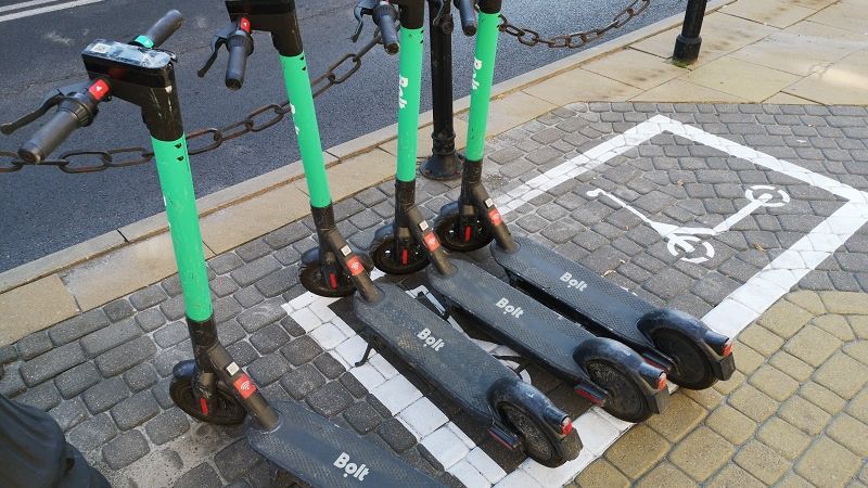 Parking dla elektrycznych hulajnóg na Placu Wolności | fot. Dominik Wąsik