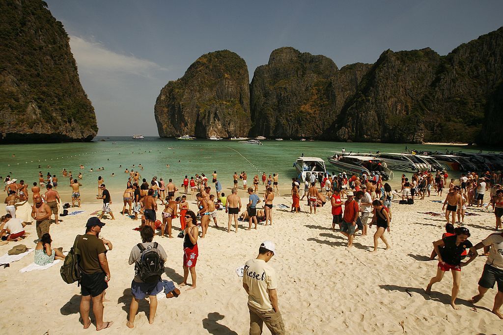 Tłumy na plaży Maya Bay zaczęły się pojawiać od czasu premiery filmy "The Beach" w 2000 roku
