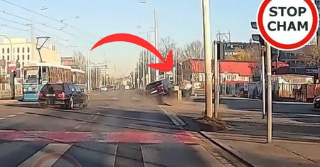 BMW wjechało w Kię. Pieszy ratuje się w ostatniej chwili