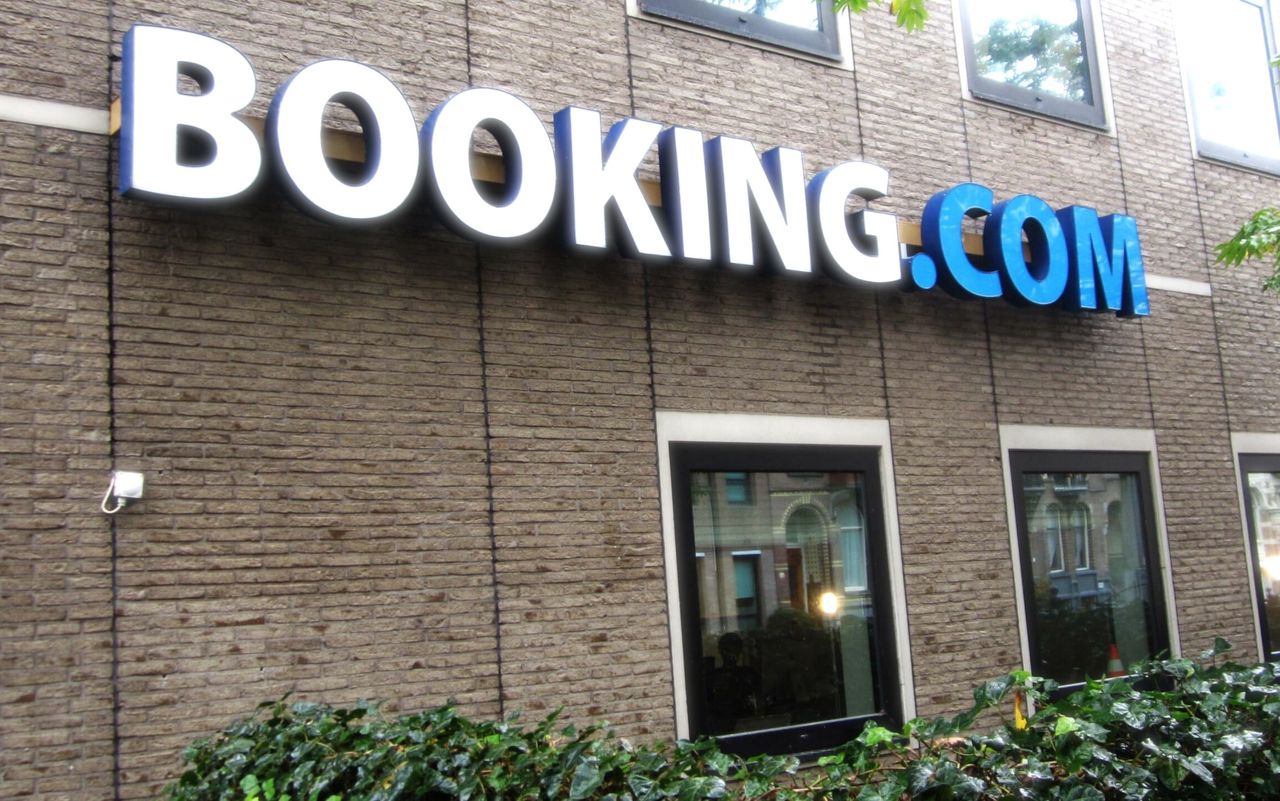 Logo Booking.com na ścianie budynku