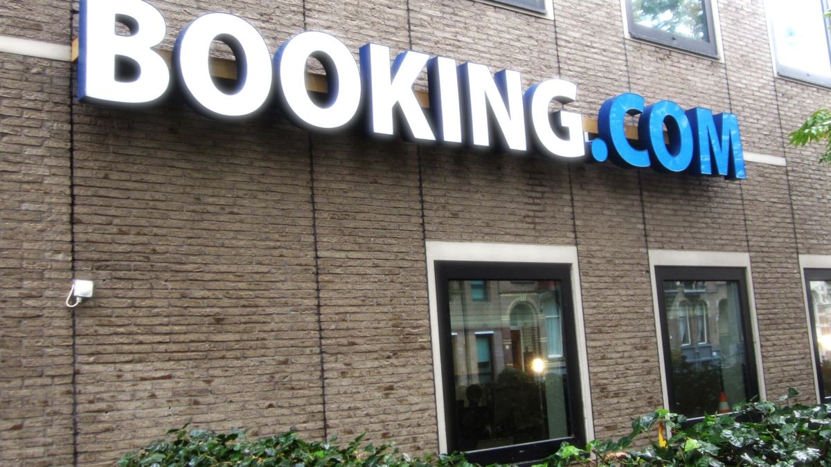 Logo Booking.com na ścianie budynku