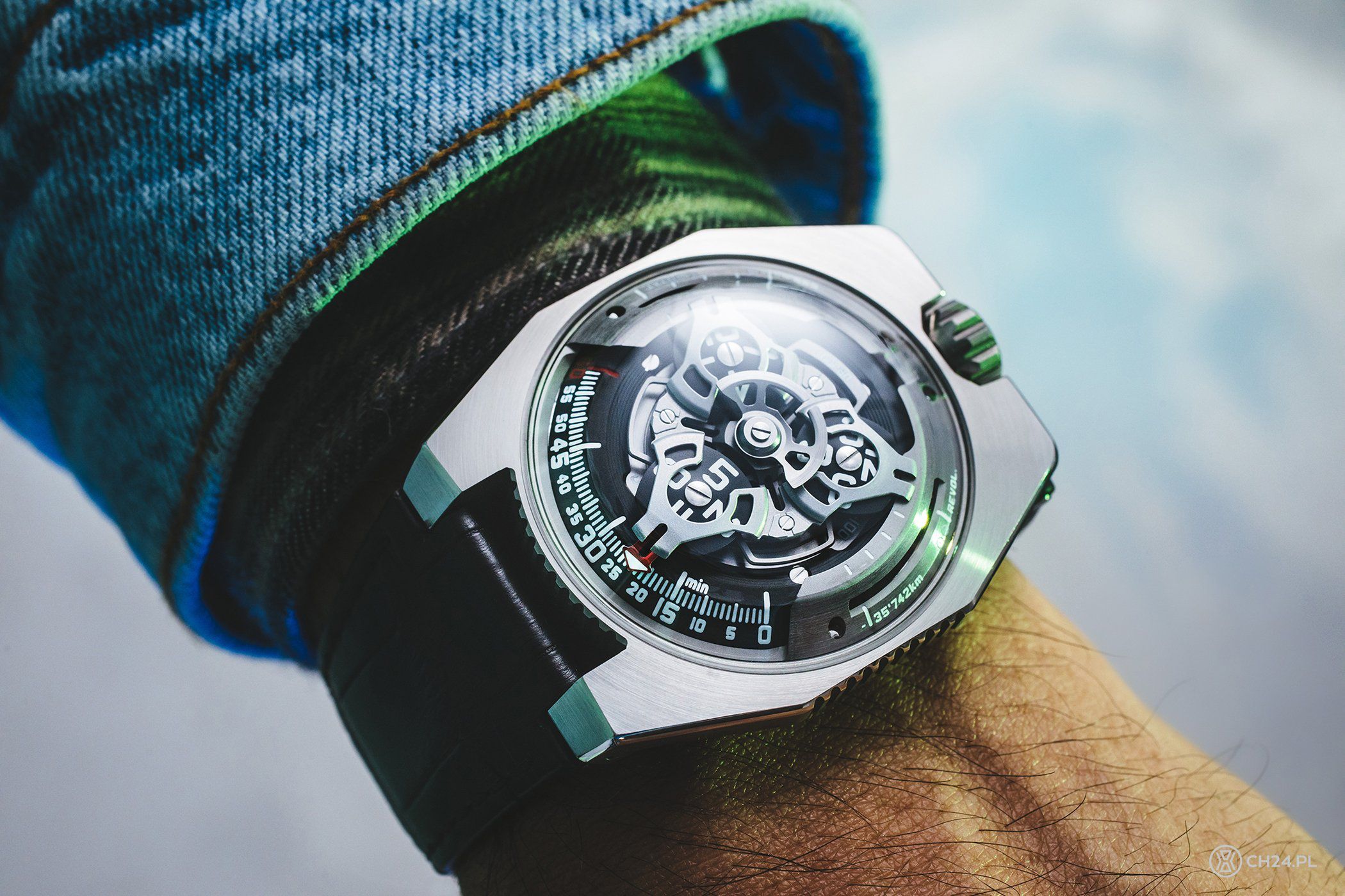 Urwerk UR-100 SpaceTime: kosmiczny zegarek. Mierzy dystans przebyty przez Ziemię 3