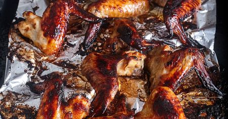 Skrzydełko z kurczaka ze skórą w sosie BBQ pieczone na rożnie