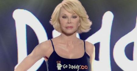 Joan Rivers dobija osiemdziesiątki, a nadal wygląda jak młódka! Ile wydała na operacje plastyczne?