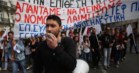Pomoc dla Grecji. W parlamencie debata o oszczędnościach, na ulicach protesty